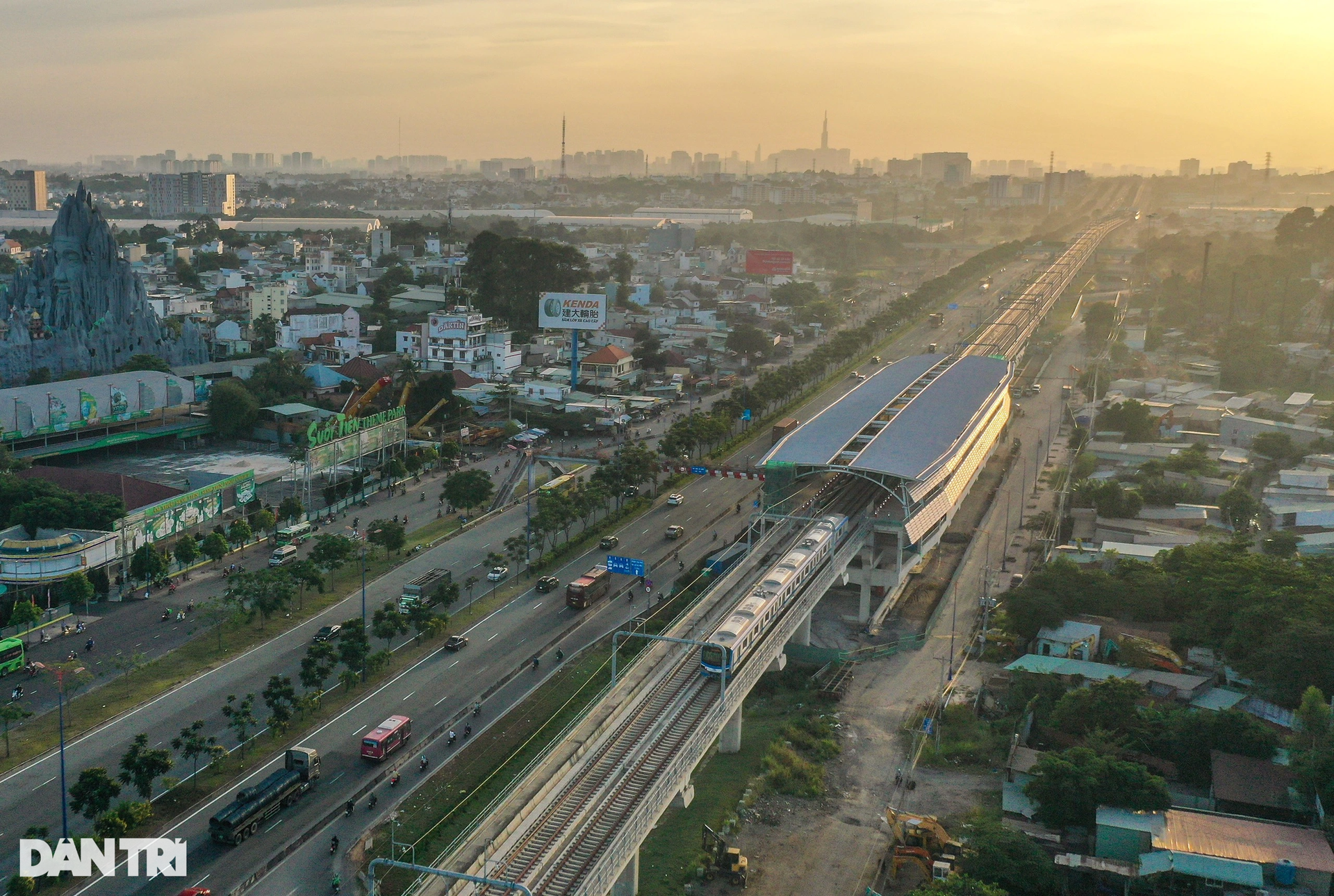 Người dân TPHCM hào hứng thử nghiệm tàu metro số 1 Bến Thành - Suối Tiên - 5 Người dân TPHCM hào hứng thử nghiệm tàu metro số 1 Bến Thành - Suối Tiên - 5