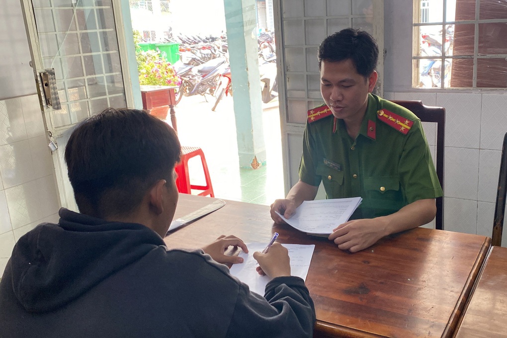 Ngăn chặn nhóm thanh thiếu niên mang dao đi hỗn chiến ở TPHCM - 1 Ngăn chặn nhóm thanh thiếu niên mang dao đi hỗn chiến ở TPHCM - 1