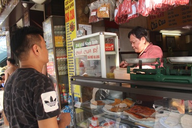 "Báu vật" giúp hàng giò chả nức tiếng phố cổ Hà Nội đông khách suốt 40 năm