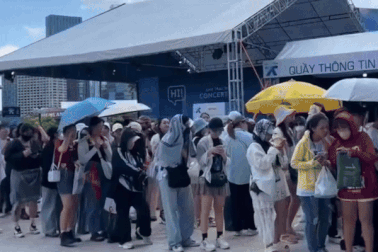 "Anh trai say hi": Hàng ngàn người xếp hàng dưới nắng, poster gây tranh cãi