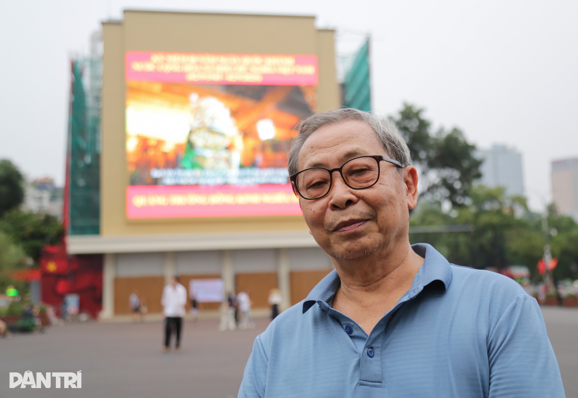 Cảnh sát phát loa, phân luồng tại Quảng trường Đông Kinh - Nghĩa Thục - 9 Cảnh sát phát loa, phân luồng tại Quảng trường Đông Kinh - Nghĩa Thục - 9