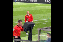 Clip thầy Park phản ứng hài hước khi "xem trộm" VAR khiến dân mạng bật cười