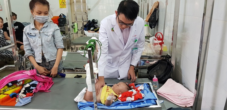 Bé 4 tháng tuổi nghi bị cha bạo hành gãy chân, xuất huyết não - 3 Bé 4 tháng tuổi nghi bị cha bạo hành gãy chân, xuất huyết não - 3