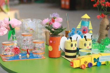 Hà Nội: Học sinh tiểu học "hô biến" rác thải thành sản phẩm trưng bày