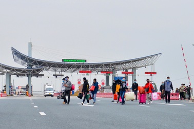 Hàng nghìn người dân xếp hàng trên cao tốc khai báo y tế để vào Quảng Ninh