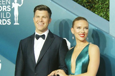 Scarlett Johansson đẹp đôi bên chồng