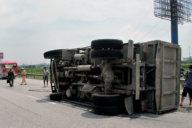 Xe ben “cắn đuôi” xe khách, lật ngửa trên cao tốc Pháp Vân