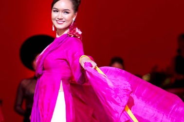 Ngắm Á hậu Thúy Vy Victoria dịu dàng áo dài trên đất Mỹ