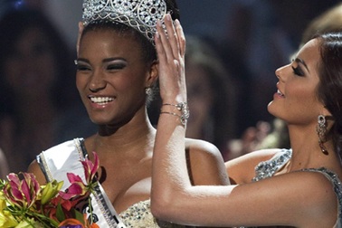 Tân Hoa hậu Hoàn vũ bị tố làm giả giấy tờ