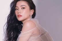 Chia tay bạn trai bác sĩ kém 4 tuổi, Sĩ Thanh xuất hiện nóng bỏng mắt