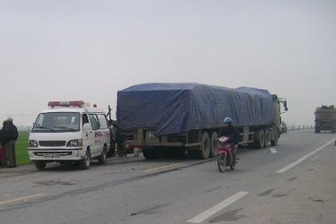 Bị cuốn vào gầm xe tải, anh chết, em trọng thương