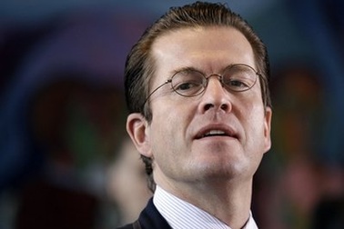 Bộ trưởng Quốc phòng Đức bị tố “đạo văn” tiến sỹ