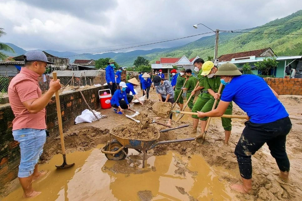 Thanh niên Bình Định sẵn sàng giúp dân trong mùa mưa bão - 2 Thanh niên Bình Định sẵn sàng giúp dân trong mùa mưa bão - 2