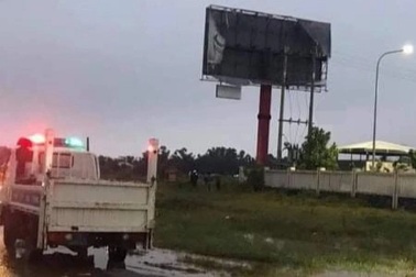 Rùng mình phát hiện thi thể treo trên bảng quảng cáo