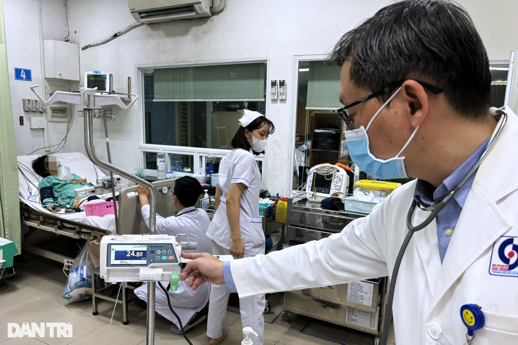 TPHCM: Bệnh viện kín giường can thiệp tim mùa Tết, bác sĩ cấp cứu xuyên đêm - 4 TPHCM: Bệnh viện kín giường can thiệp tim mùa Tết, bác sĩ cấp cứu xuyên đêm - 4