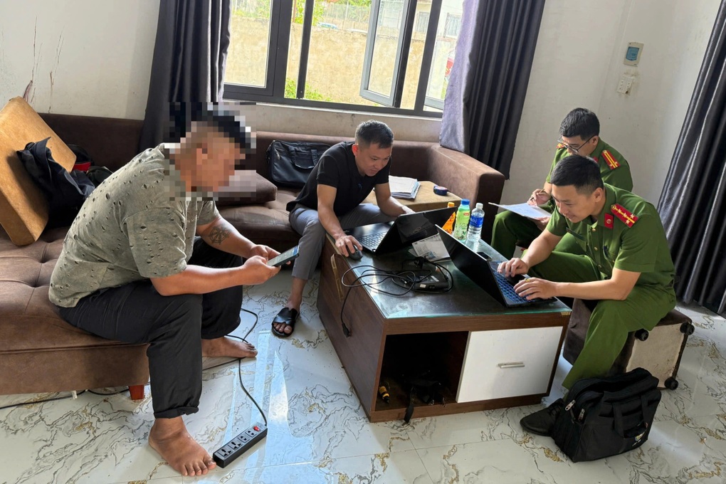 Người bố khai xích con gái trong phòng vì bận đi làm - 1 Người bố khai xích con gái trong phòng vì bận đi làm - 1