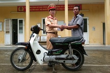 Bác nông dân vui mừng nhận lại xe máy bị mất... 10 năm trước