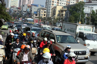 Hàng vạn người đổ về quê ăn Tết, đường phố Hà Nội ùn tắc kéo dài