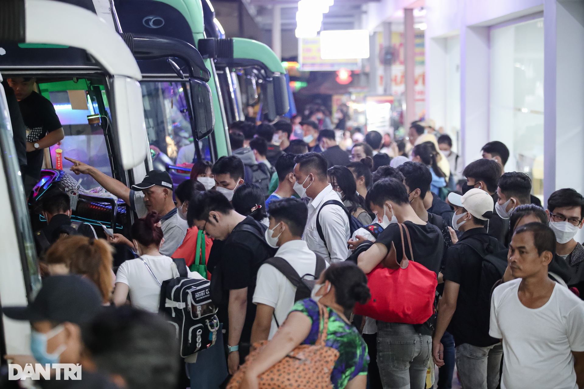Dòng người trắng đêm đổ về quê nghỉ lễ - 8 Dòng người trắng đêm đổ về quê nghỉ lễ - 8