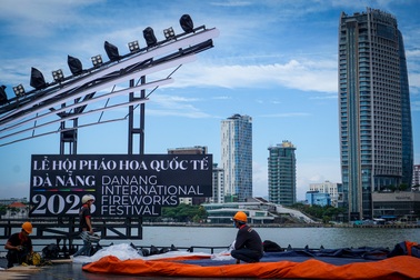 Cận cảnh khán đài, trận địa pháo hoa quốc tế Đà Nẵng trước giờ "khai hỏa"