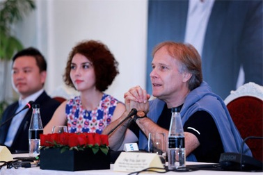 “Buồn tôi nghe nhạc Richard Clayderman, vậy khi buồn ông nghe nhạc của ai?”