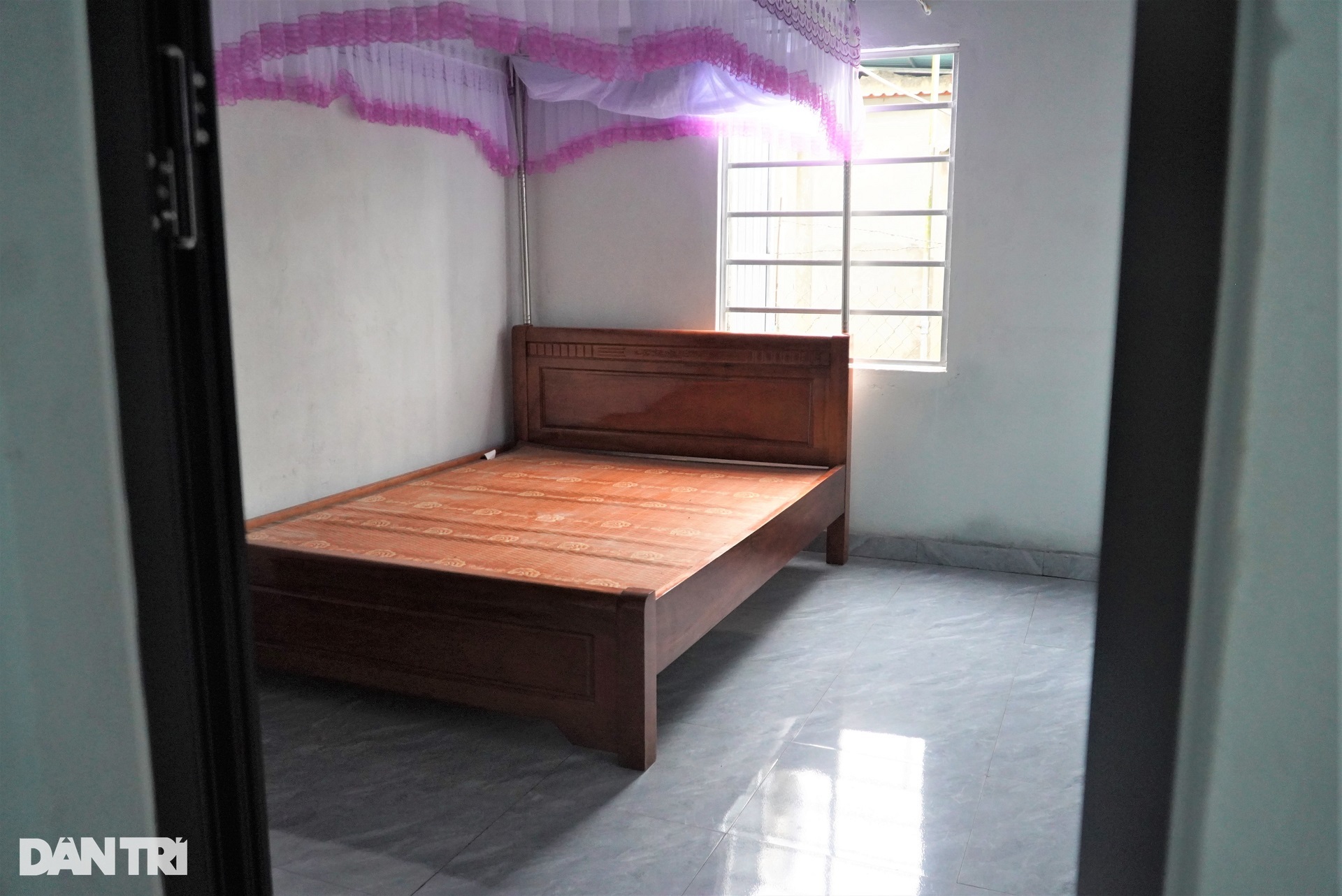 Nhờ tấm lòng bạn đọc Dân trí, vợ chồng khờ cùng 3 con thơ có ngôi nhà mới - 8 Nhờ tấm lòng bạn đọc Dân trí, vợ chồng khờ cùng 3 con thơ có ngôi nhà mới - 8