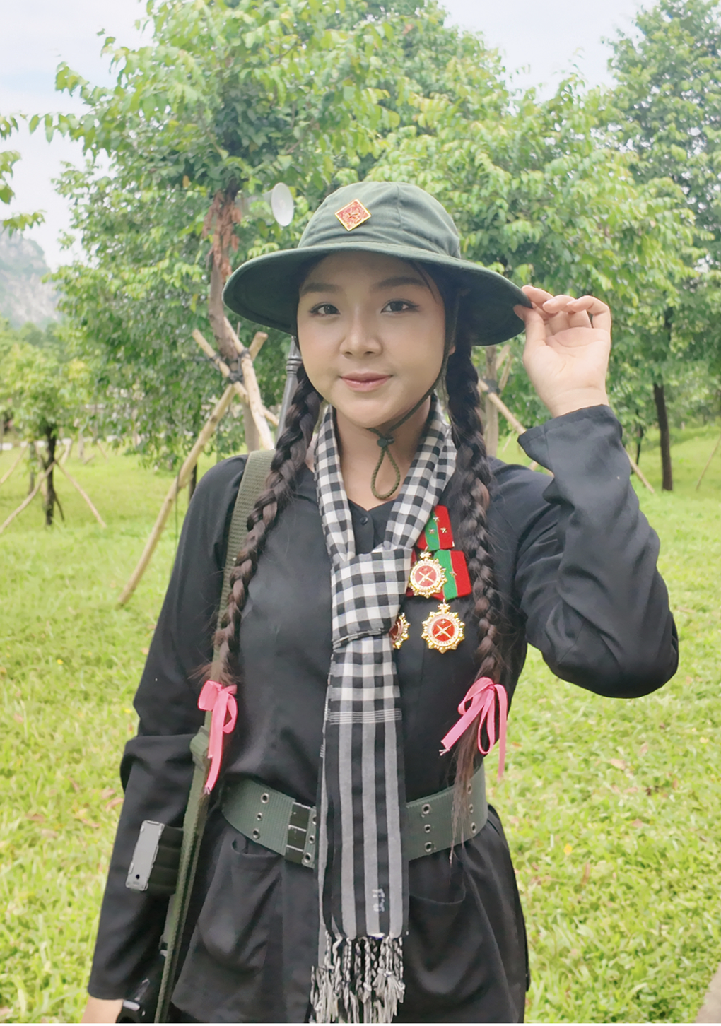 The girl's Thành tích “khủng của cô gái được bố mẹ in hình treo khắp quán cà phê - 3