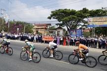 Giải xe đạp xuyên Việt: Tay đua người Nga độc diễn gần hết chặng 17