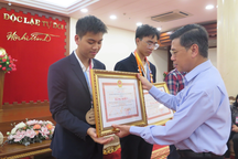 Hai học sinh TPHCM nhận bằng khen, 50 triệu đồng vì thành tích đặc biệt