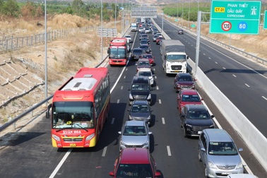 Tai nạn trên cao tốc Phan Thiết - Dầu Giây, kẹt xe kéo dài ngày cận Tết
