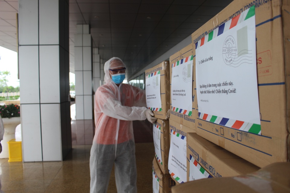 Dân công sở gói quà, sáng tác nhạc tặng y bác sĩ tuyến đầu chống dịch - 7 Dân công sở gói quà, sáng tác nhạc tặng y bác sĩ tuyến đầu chống dịch - 7