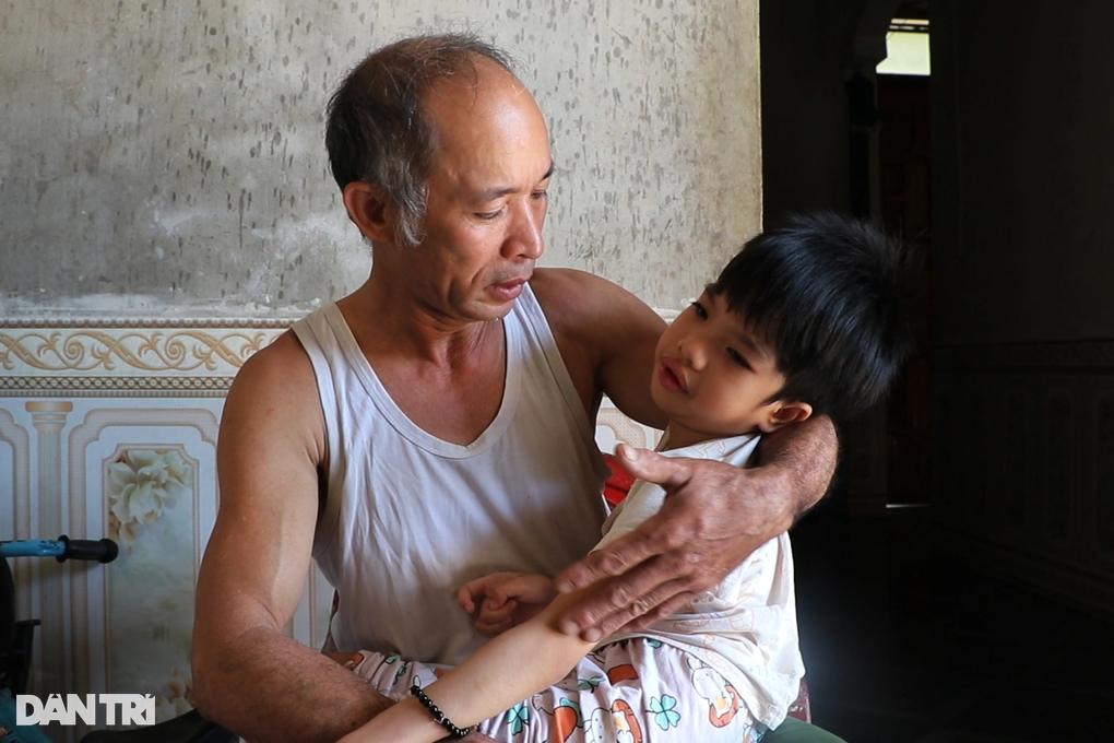 Ám ảnh tiếng hét chói tai của 2 cháu bé trong căn nhà bị gán nợ - 7 Ám ảnh tiếng hét chói tai của 2 cháu bé trong căn nhà bị gán nợ - 7