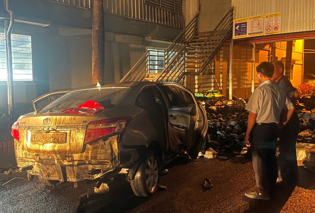 Chồng lái ô tô lao thẳng vào công ty vợ, 4 người bị thương - 1 Chồng lái ô tô lao thẳng vào công ty vợ, 4 người bị thương - 1