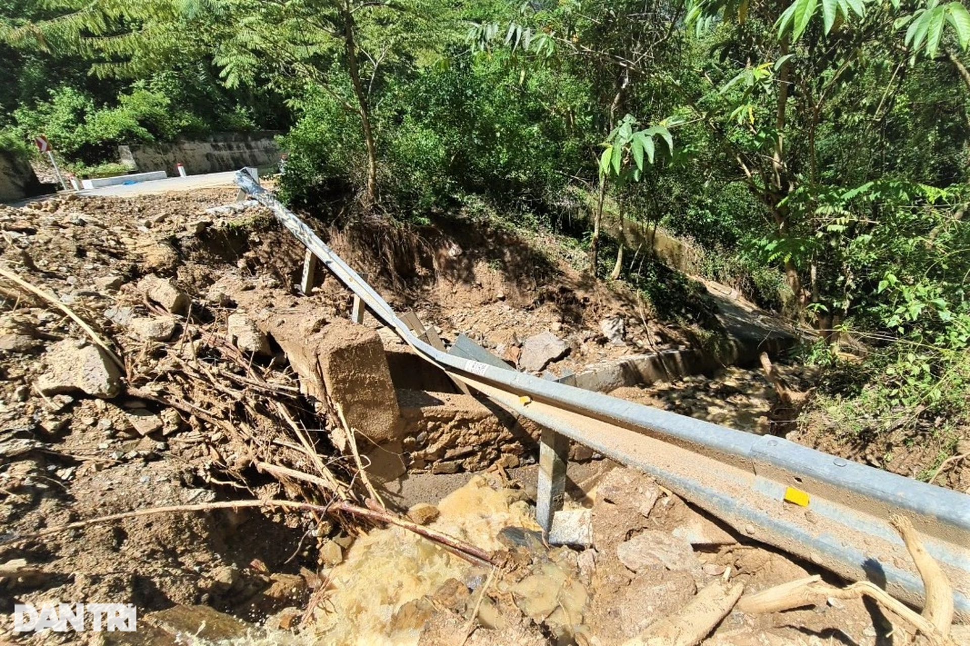 Mặt đường quốc lộ bị xé toang, kéo đổ cả máy xúc - 8 Mặt đường quốc lộ bị xé toang, kéo đổ cả máy xúc - 8
