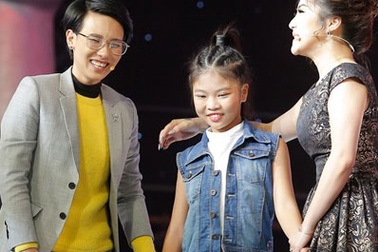 Hương Tràm, Cát Tường “phát cuồng” giành nhau… bé gái 11 tuổi