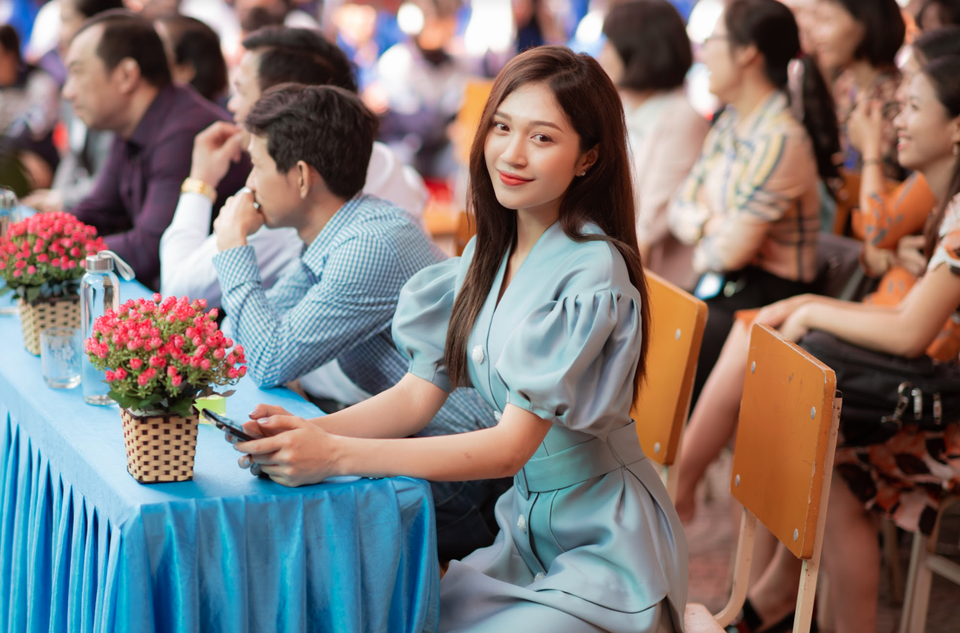 MC VTV Ngọc Anh tặng học bổng cho học sinh giỏi tại quê nhà - 1 MC VTV Ngọc Anh tặng học bổng cho học sinh giỏi tại quê nhà - 1