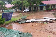 Lốc xoáy cuốn tốc mái trường học và nhiều nhà dân