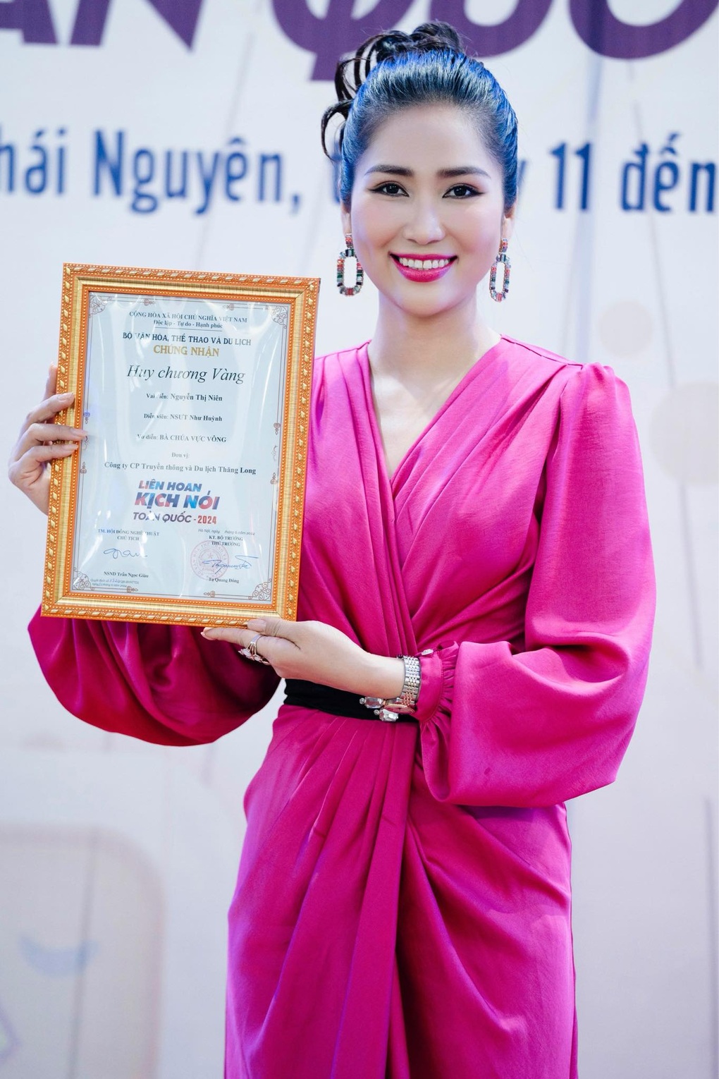 NSƯT Như Huỳnh học thoại ngày đêm, giành Huy chương vàng kịch nói - 2 NSƯT Như Huỳnh học thoại ngày đêm, giành Huy chương vàng kịch nói - 2