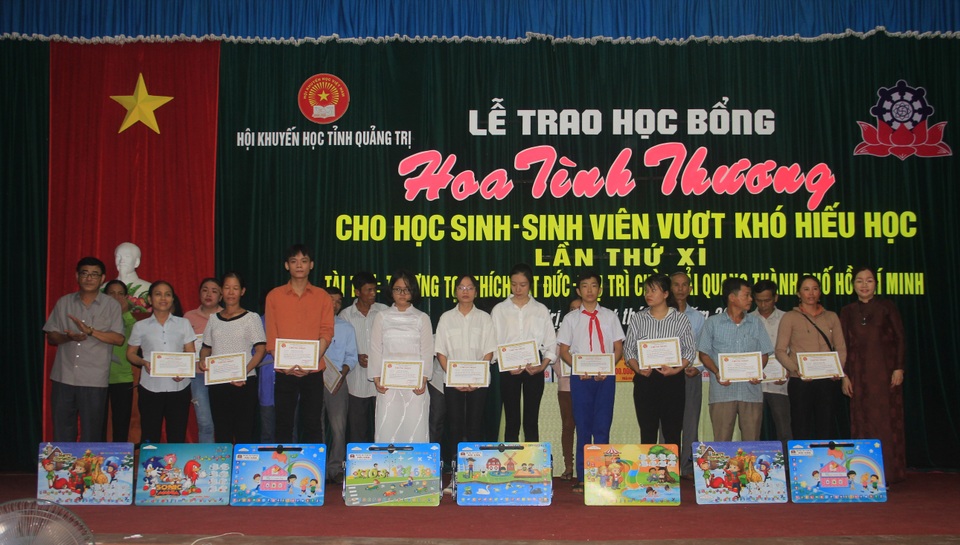 Trao hơn 150 suất học bổng cho học sinh, sinh viên nghèo hiếu học - 3 Trao hơn 150 suất học bổng cho học sinh, sinh viên nghèo hiếu học - 3