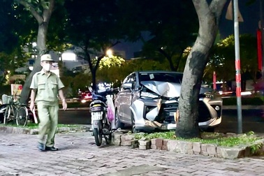 Tài xế taxi ở TPHCM tông vào gốc cây, tri hô bị cướp