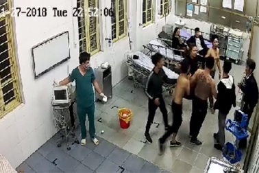 Đang cấp cứu, bệnh nhân vẫn bị nhóm côn đồ lao vào hành hung