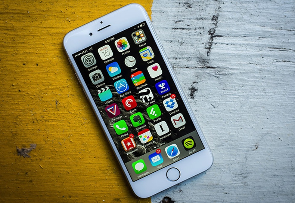 3. iPhone 6/6 Plus - Ra mắt năm 2014. Đây là bộ đôi iPhone bán chạy nhất trong lịch sử của Apple, với hơn 222,4 triệu máy được bán ra trên toàn cầu. Bộ đôi iPhone này được yêu thích đến nỗi Apple đã bán ra sản phẩm trở lại tại Trung Quốc và Ấn Độ vào năm 2017 để đáp ứng nhu cầu của người dùng (Ảnh: P.A). 3. iPhone 6/6 Plus - Ra mắt năm 2014. Đây là bộ đôi iPhone bán chạy nhất trong lịch sử của Apple, với hơn 222,4 triệu máy được bán ra trên toàn cầu. Bộ đôi iPhone này được yêu thích đến nỗi Apple đã bán ra sản phẩm trở lại tại Trung Quốc và Ấn Độ vào năm 2017 để đáp ứng nhu cầu của người dùng (Ảnh: P.A).