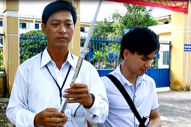 Thầy giáo sáng chế gậy thông minh dành cho học trò khiếm thị