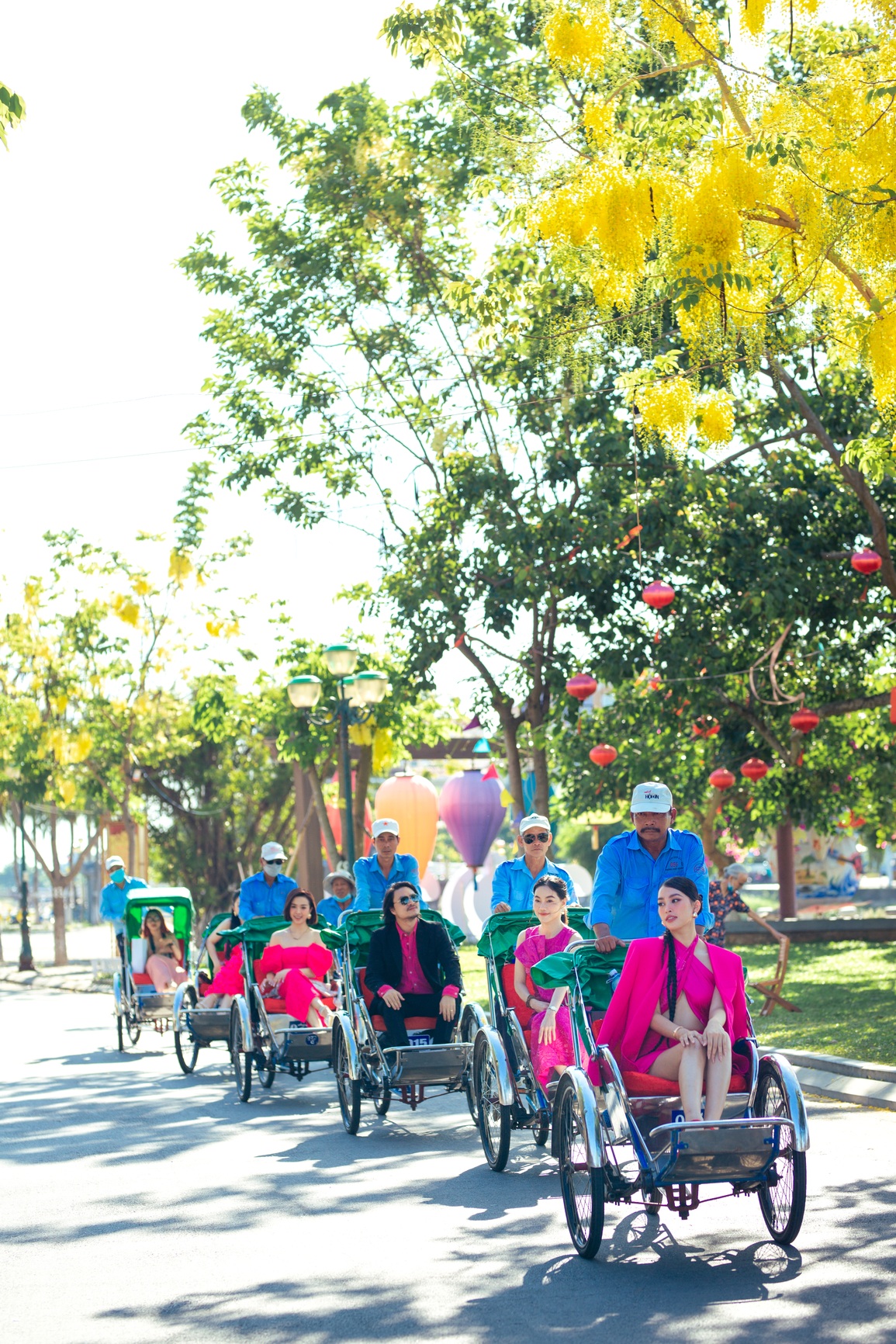 Hoa hậu Giáng My, Tiểu Vy gây náo loạn khi đi xích lô dự show thời trang - 1 Hoa hậu Giáng My, Tiểu Vy gây náo loạn khi đi xích lô dự show thời trang - 1