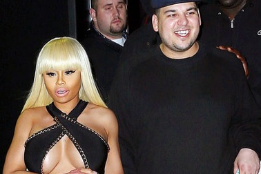 Vũ nữ thoát y tiết lộ từng bị em cô Kim đánh