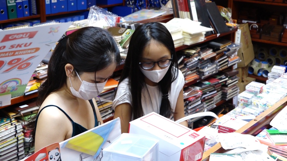 Chen chân, xếp hàng chờ đợi ở nhà sách trước ngày bắt đầu năm học mới - 5 Chen chân, xếp hàng chờ đợi ở nhà sách trước ngày bắt đầu năm học mới - 5