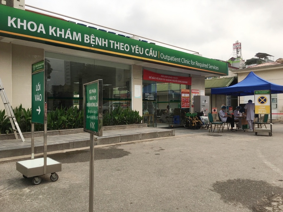 Ổ dịch Bạch Mai siết chặt kiểm tra y tế người ra vào - 5 Ổ dịch Bạch Mai siết chặt kiểm tra y tế người ra vào - 5