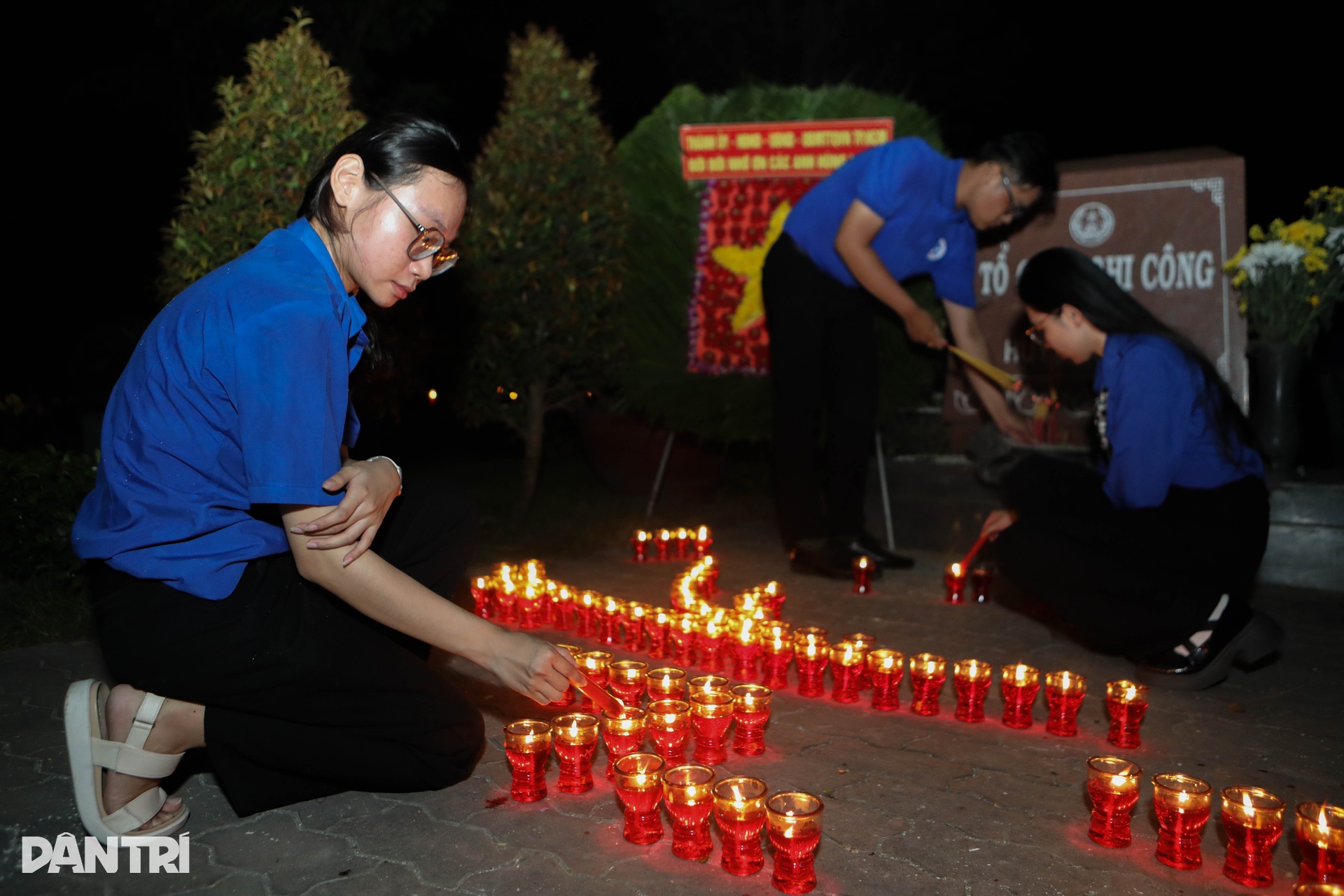 Hàng nghìn ngọn nến tri ân bừng sáng ở nghĩa trang liệt sĩ TPHCM - 11 Hàng nghìn ngọn nến tri ân bừng sáng ở nghĩa trang liệt sĩ TPHCM - 11