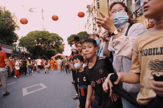 Rực rỡ sắc màu vui tết Nguyên tiêu tại TP Hồ Chí Minh - 13