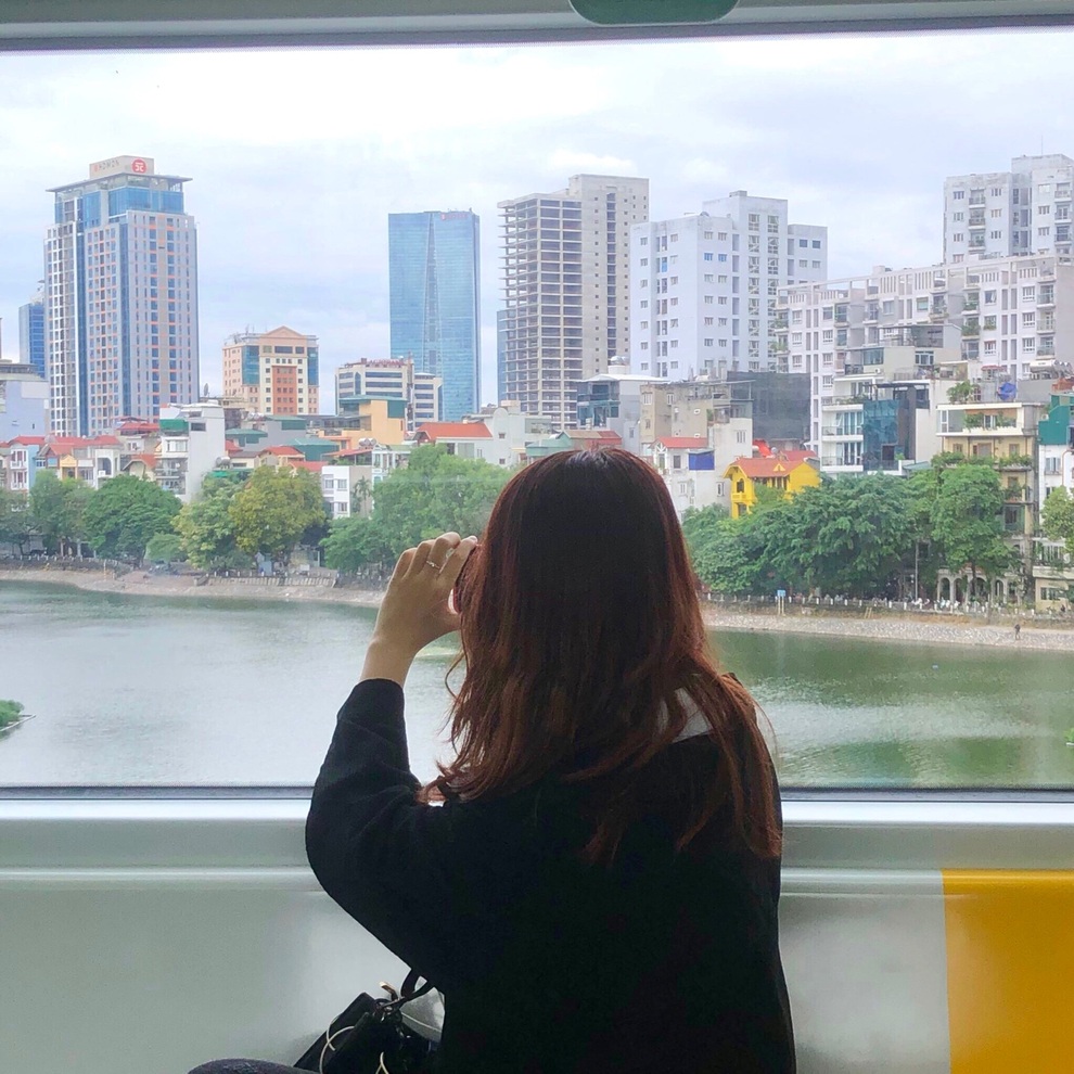 Giới trẻ tìm ra nhiều góc chụp ảnh sống ảo khi đi tàu điện mới ở Hà Nội - 10
